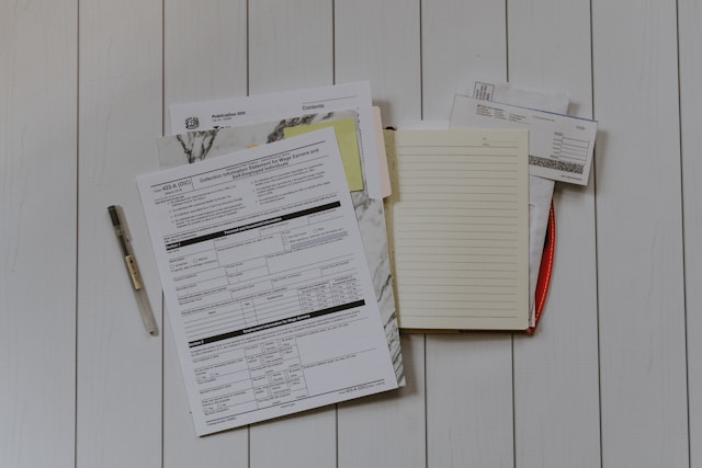 Formulários e documentos organizados sobre a mesa