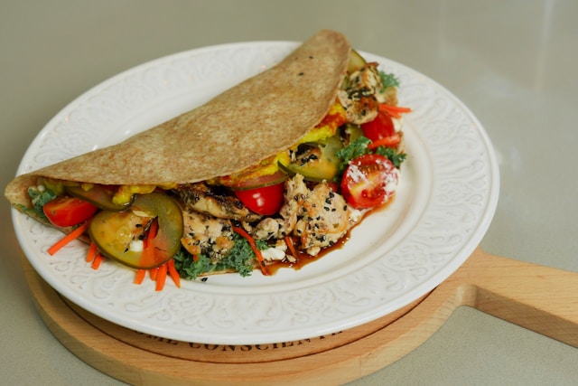 Prato de migas servido com legumes frescos